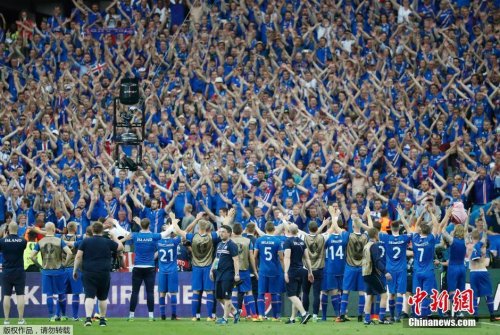 热情的冰岛球迷堪称本届欧洲杯一大特色