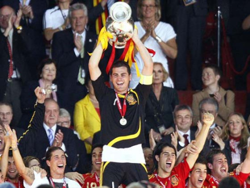 2008年欧洲杯，路易斯·阿拉贡内斯率领的西班牙队用无可指摘的表现夺取冠军，结束了他们对大赛冠军奖杯长达44年的等待。图片来源，新华网。