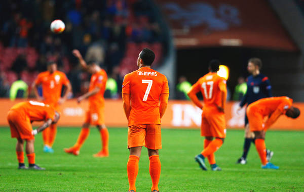 凤凰体育讯 北京时间10月14日凌晨，2016年欧洲杯预选赛小组赛最后一轮，荷兰队主场费耶诺德体育场迎战捷克队。荷兰队上半场防线接连失误连丢2球，范佩西下半场自摆乌龙，亨特拉尔和范佩西各入一球但于事无补。荷兰队最终2-3负于对手，仅获得小组第4无缘欧洲杯决赛阶段比赛。自1988年欧洲杯之后，荷兰队连续7次参加欧洲杯决赛阶段比赛的纪录终止。