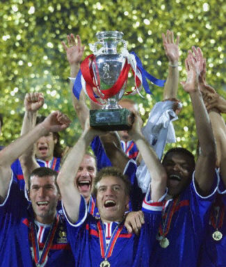 欧洲杯历届史话：2000年--特雷泽盖金球助法国称雄