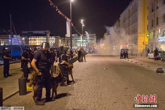 当地时间6月9日晚，数十名醉酒的英格兰球迷在马赛与当地青年发生冲突并引发骚乱。法国警方使用了包括催泪瓦斯、警棍在内的警械平息了事态。