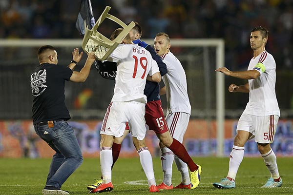 政治旗帜引发欧洲杯塞尔维亚主场群殴，足球再