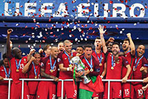 2016年欧洲杯　　2016欧洲杯于北京时间2016年6月11日至7月11日在法国举行，24支球队角逐欧洲足球最高荣誉。最终，葡萄牙队1-0击败东道主法国队，成为第10个欧洲杯冠军，这也是葡萄牙队获得的首个大赛冠军。【详细】欧洲杯|赛程|直播|葡萄牙|足球|体育