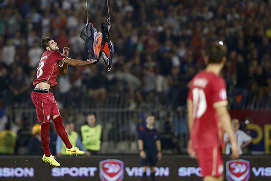 政治旗帜引发欧洲杯塞尔维亚主场群殴，足球再次被政治击倒