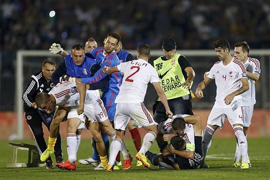 政治旗帜引发欧洲杯塞尔维亚主场群殴，足球再次被政治击倒