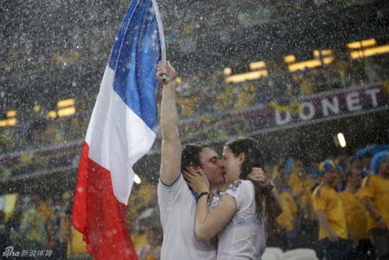 法国情侣球迷忘情激吻