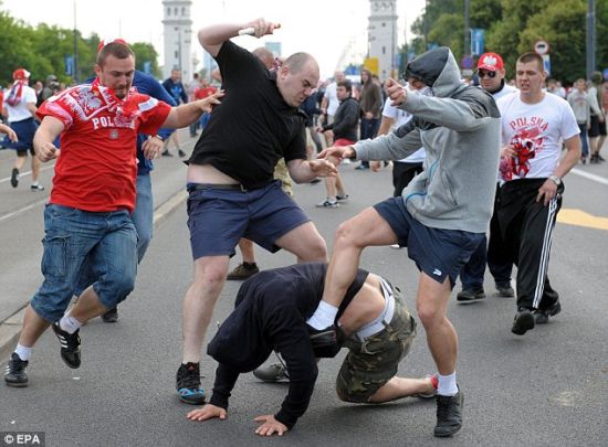 波兰俄罗斯球迷赛前冲突
