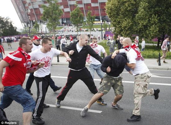 波兰俄罗斯球迷赛前冲突