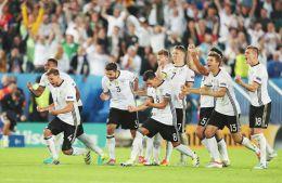 7月2日，德国队球员在比赛中庆祝罚中点球。