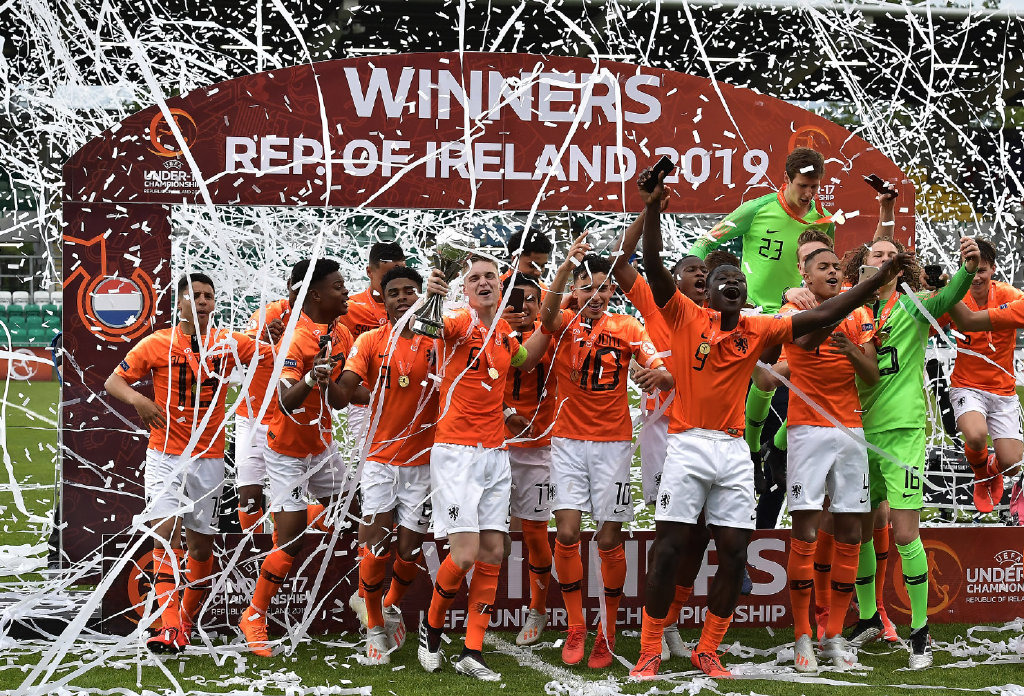 荷兰足球突然遍地黄金：U17霸气卫冕！4-2吊打意大利，边捧杯边自拍