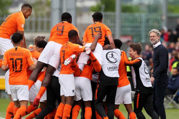 荷兰足球突然遍地黄金：U17霸气卫冕！4-2吊打意大利，边捧杯边自拍
